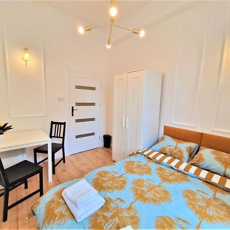 J&W Apartments Swietojanska Rooms Варшава Екстер'єр фото