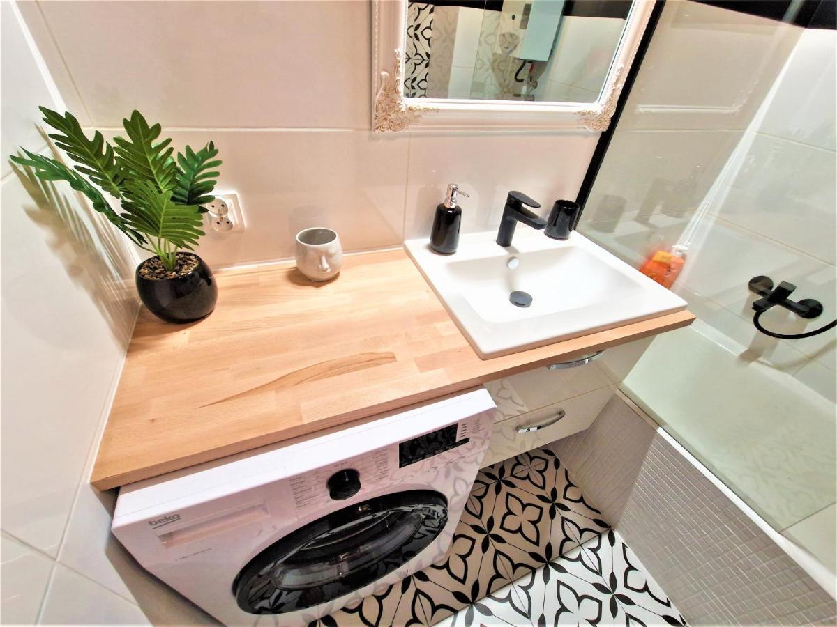 J&W Apartments Swietojanska Rooms Варшава Екстер'єр фото