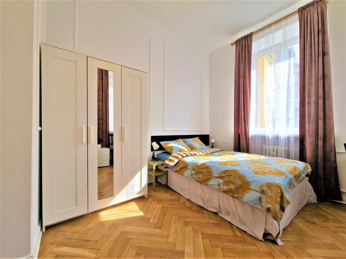 J&W Apartments Swietojanska Rooms Варшава Екстер'єр фото