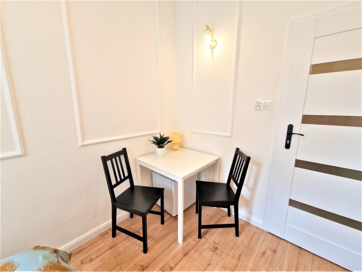 J&W Apartments Swietojanska Rooms Варшава Екстер'єр фото