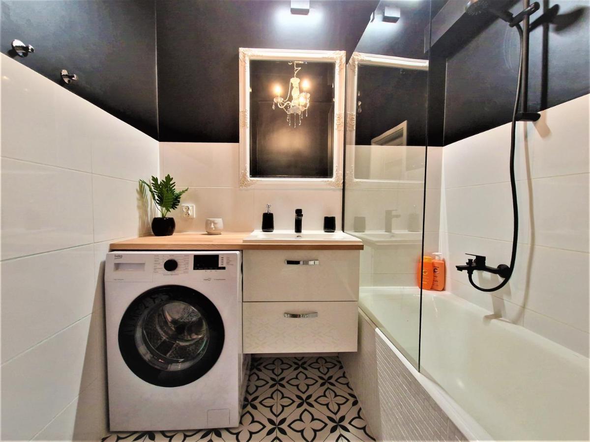 J&W Apartments Swietojanska Rooms Варшава Екстер'єр фото