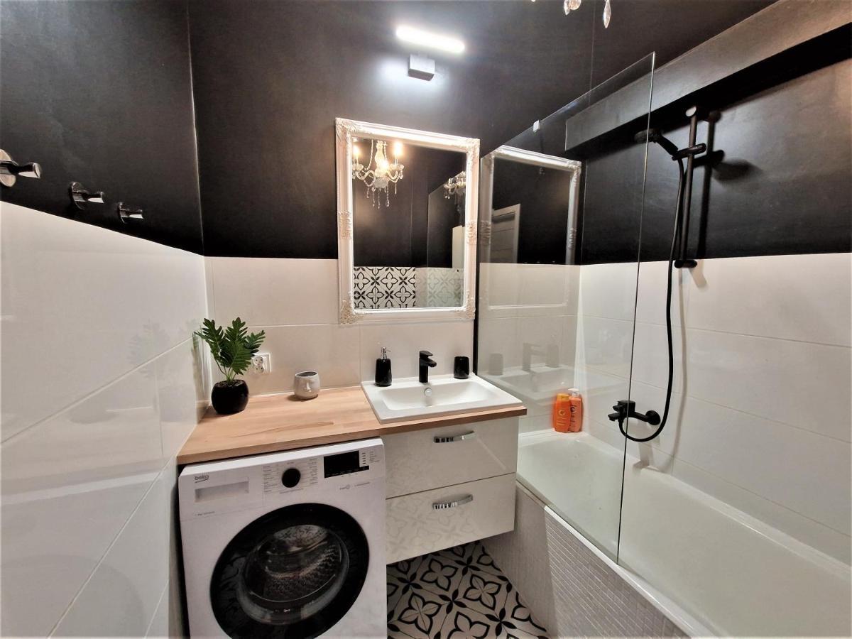 J&W Apartments Swietojanska Rooms Варшава Екстер'єр фото